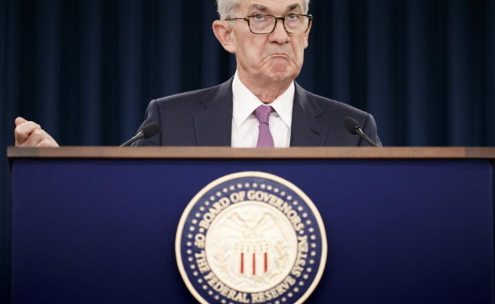 Jerome Powell, prezes Federal Reserve (Fed)  na konferencji po posiedzeniu / autor: PAP/EPA/SHAWN THEW