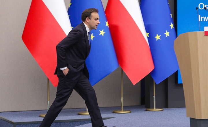 Politycy PO obiecują? Trzymaj się za kieszeń! Na zdjęciu minister finansów i gospodarki Andrzej Domański na konferencji prasowej "Od oszczędności do inwestycji - inwestowanie bez podatku" / autor: PAP/Tomasz Gzell