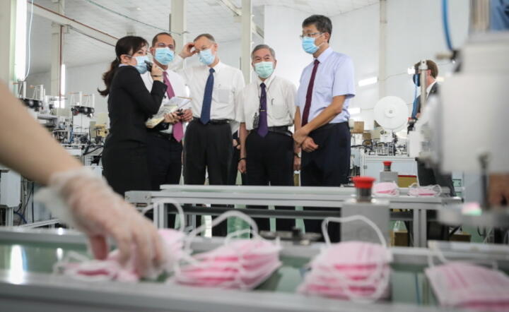 Minister zdrowia USA Alex Azar na Tajwanie, podczas wizyty w fabryce maseczek. Jego wizyta wzbudziła oburzenie Chińczyków / autor: PAP/EPA/CENTRAL NEWS AGENCY / POOL