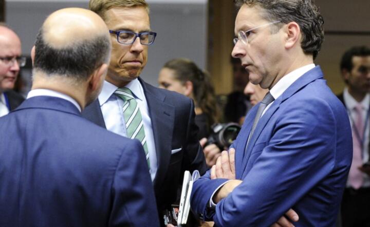 Minister finansów Finlandii Alexander Stubb (w środku) i minister finansów Holandii, szef Eurogrupy Jeroen Dijsselbloem (z prawej) dyskutują w trakcie narady w Brukseli fot. PAP / EPA / LAURENT DUBRULE 