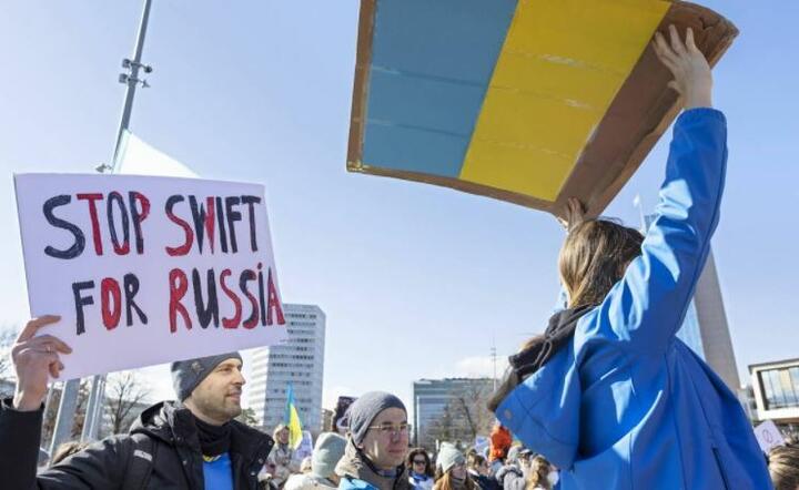 Protesty przeciw wojnie na Ukrainie / autor: PAP/EPA/SALVATORE DI NOLFI 