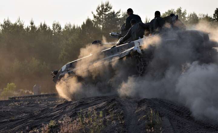 W manewrach Zapad-2025 może wziąć udział nawet 100-150 tys. żołnierzy rosyjskich i białoruskich. ZDJĘCIE ILUSTRACYJNE Bojowy wóz piechoty na poligonie / autor: Pixabay