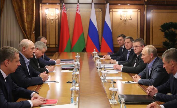 Łukaszenka i Putin w trakcie negocjacji / autor: PAP/EPA/MICHAEL KLIMENTYEV / SPUTNIK / KREMLIN POOL