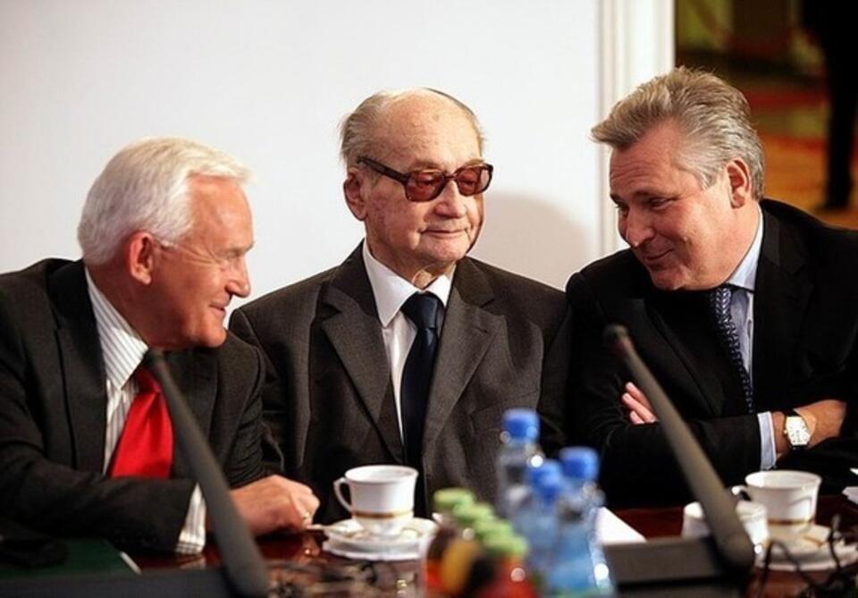 Leszek Miller, Wojciech Jaruzelski i Aleksander Kwaśniewski na posiedzeniu Rady Bezpieczeństwa Narodowego w 2010 r. Fot. prezydent.pl