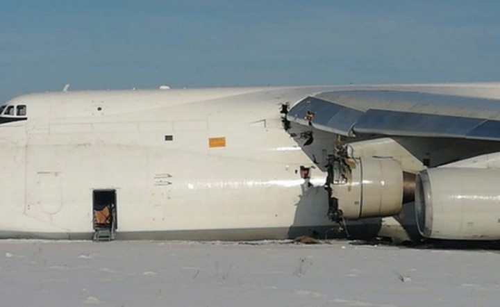 Rosyjski Antonov po wypadnięciu z pasa startowego / autor: Twitter