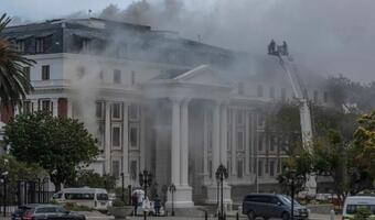 Pożar w gmachu parlamentu! Zawaliła się część dachu