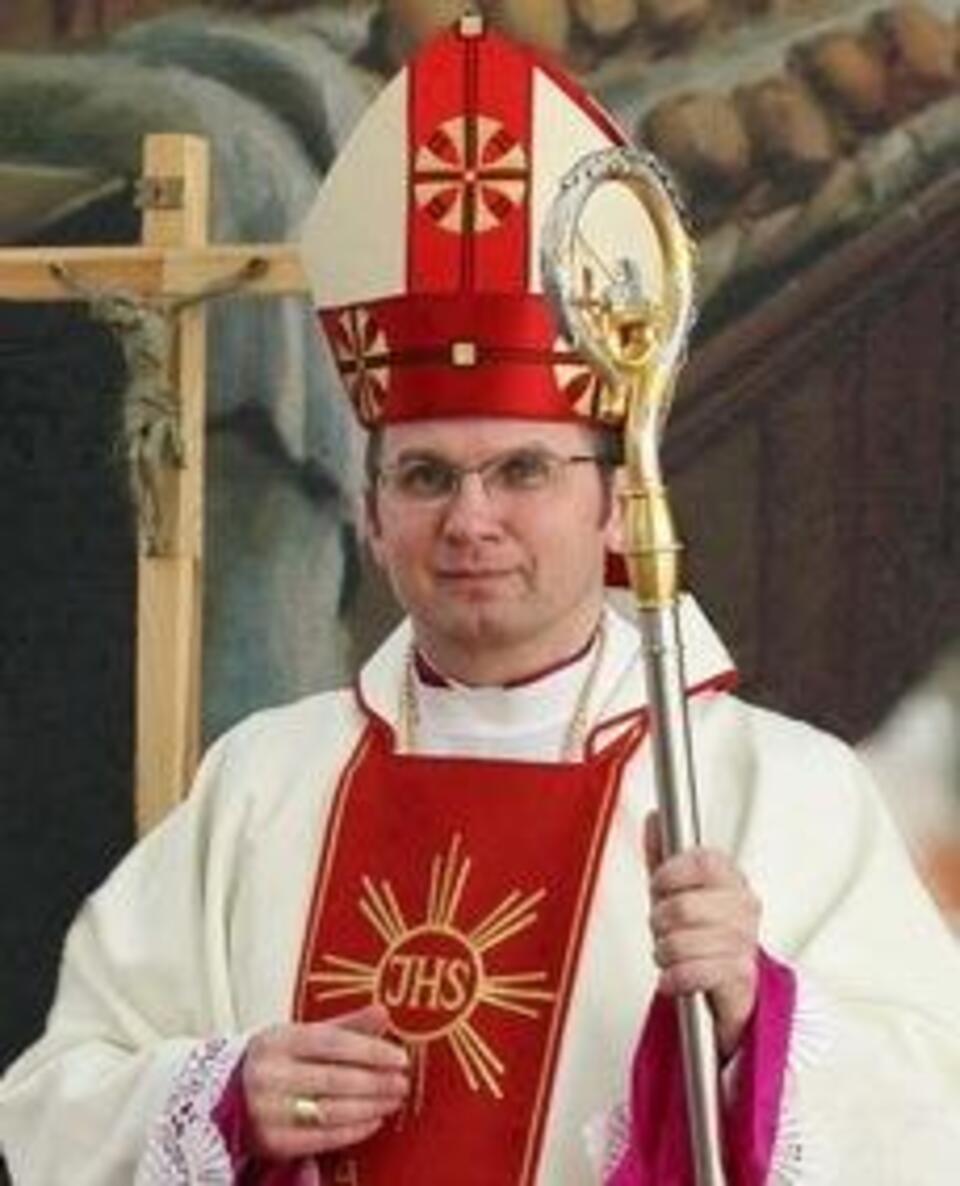 Biskup Lapelis.