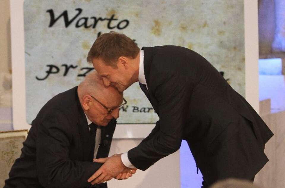 Władysław Bartoszewski i jego szef premier Donald Tusk. Fot. PAP/Bartłomiej Zborowski