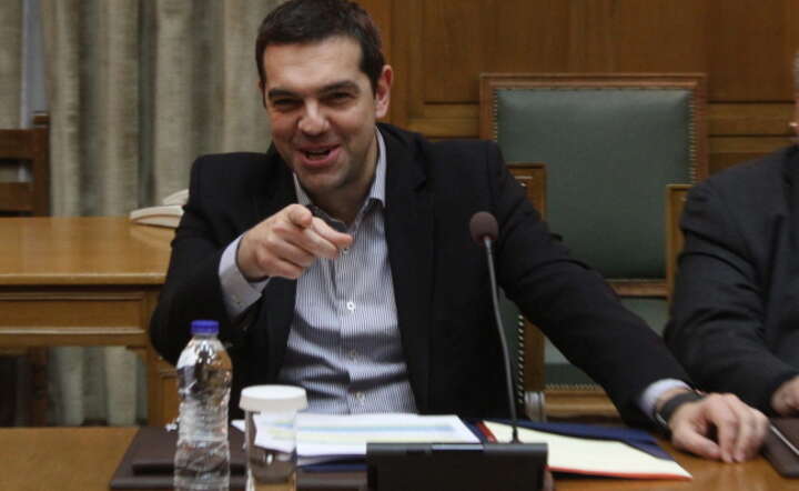 Premier Grecji Aleksis Cipras zdaje się być ubawiony z dowcipnej formy, w jakiej przekazano greckie propozycje dla kredytodawców fot. PAP / EPA Alexandros Vlachos