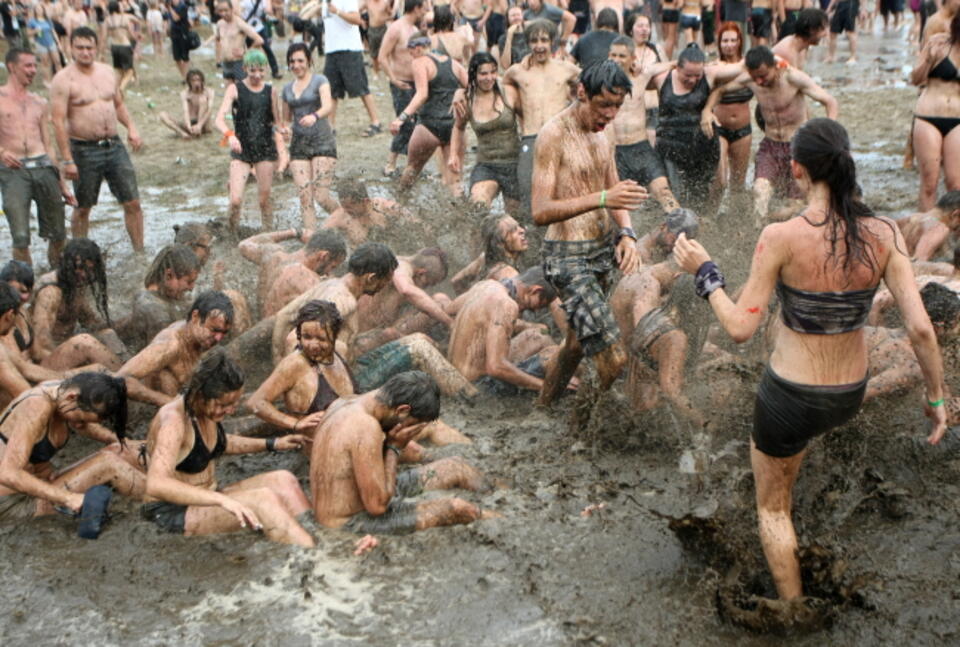 Uczestnicy Woodstocku kąpią się w błocie. Fot. PAP/Lech Muszyński