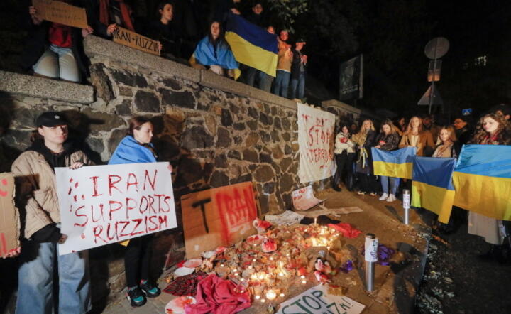 Protest w irańskiej ambasadzie w Kijowie po atakach „dronów kamikaze” / autor: PAP/EPA/SERGEY DOLZHENKO