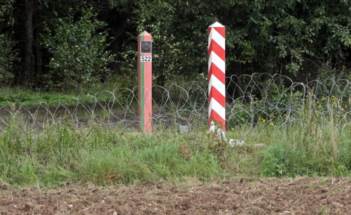 Drut kolczasty zainstalowany na granicy pomiędzy Polska i Białorusią w pobliżu miejscowości Grzybowszczyzna k. Krynek (pow. sokólski) / autor: PAP/ Artur Reszko