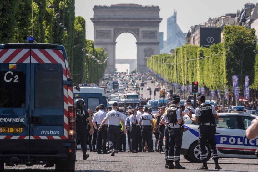 Udaremniony zamach w Paryżu. Samochód uderzył w radiowóz