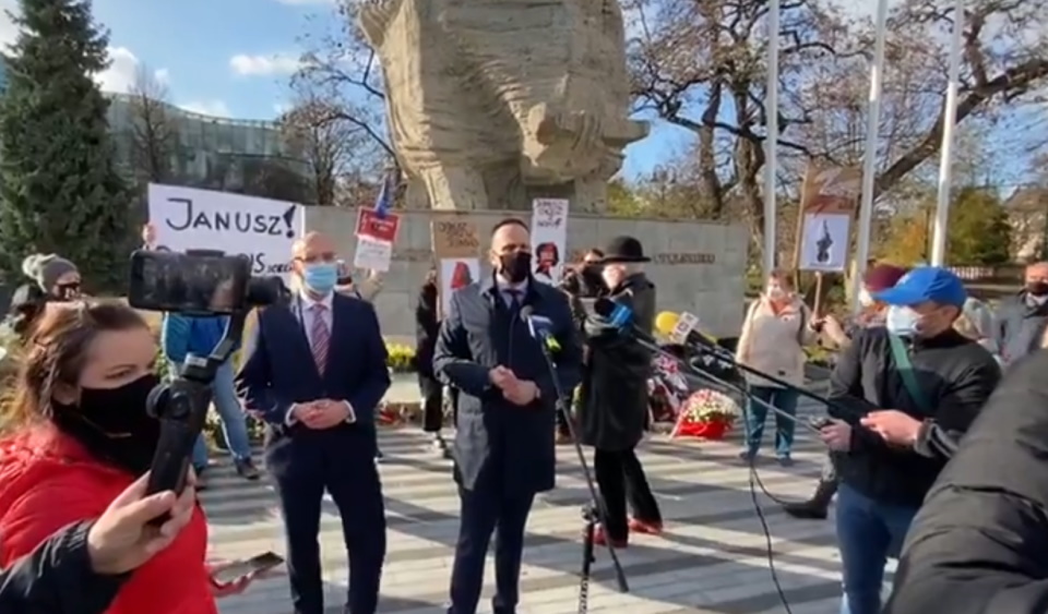 Janusz Kowalski’s conference interrupted.  Among the protesters, MP Zembaczyński.  Insults flew towards the deputy minister