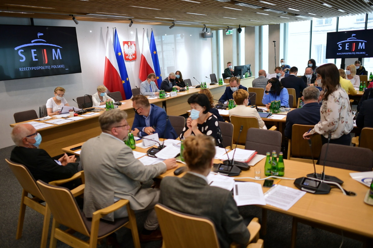 Sejmowa komisja przyjęła z poprawkami ustawę medialną