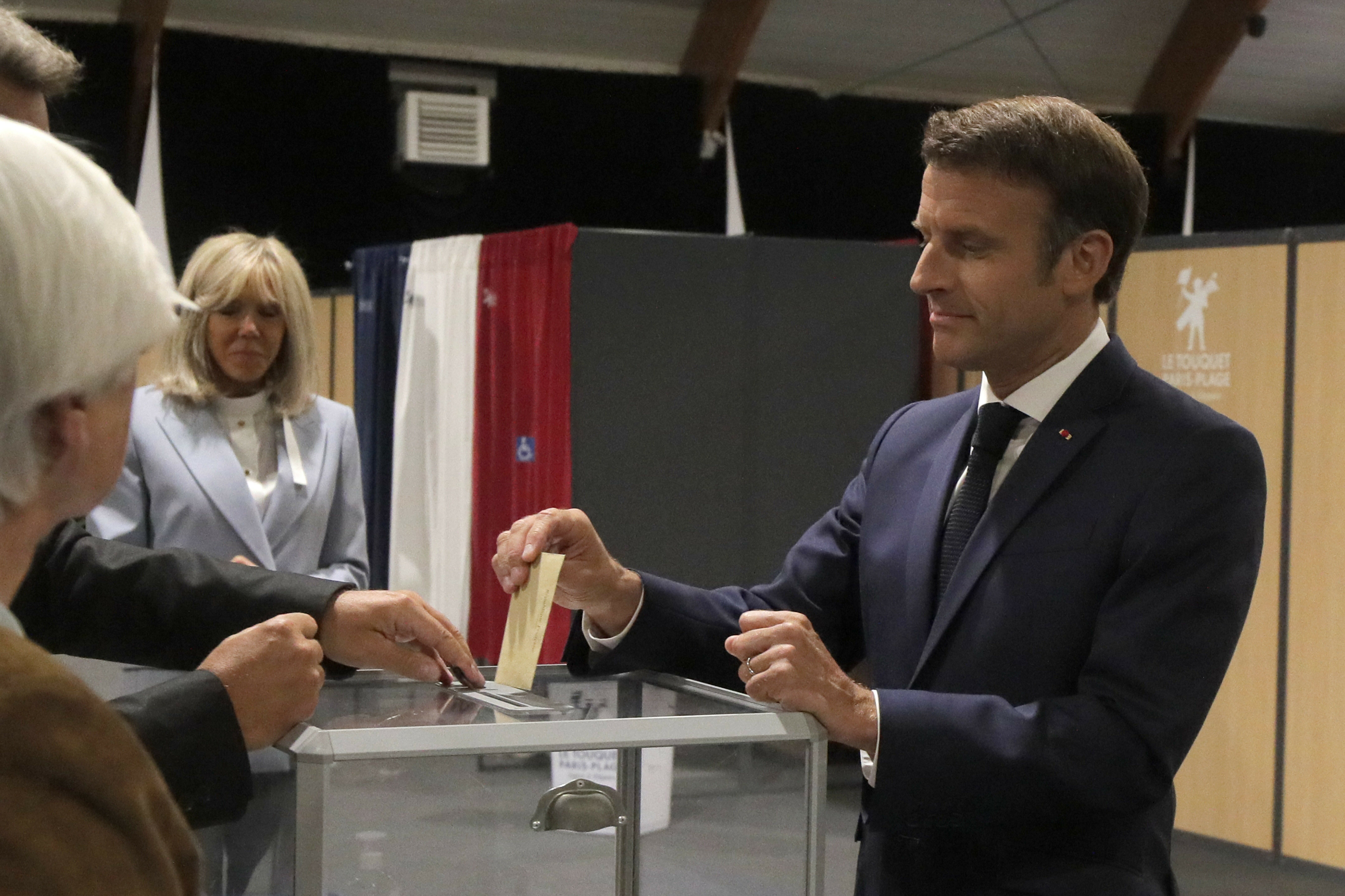 Парламентские выборы во франции. Эммануэль Макрон голосует. Эммануэль Макрон дебаты. Брижит Макрон летом 2022.