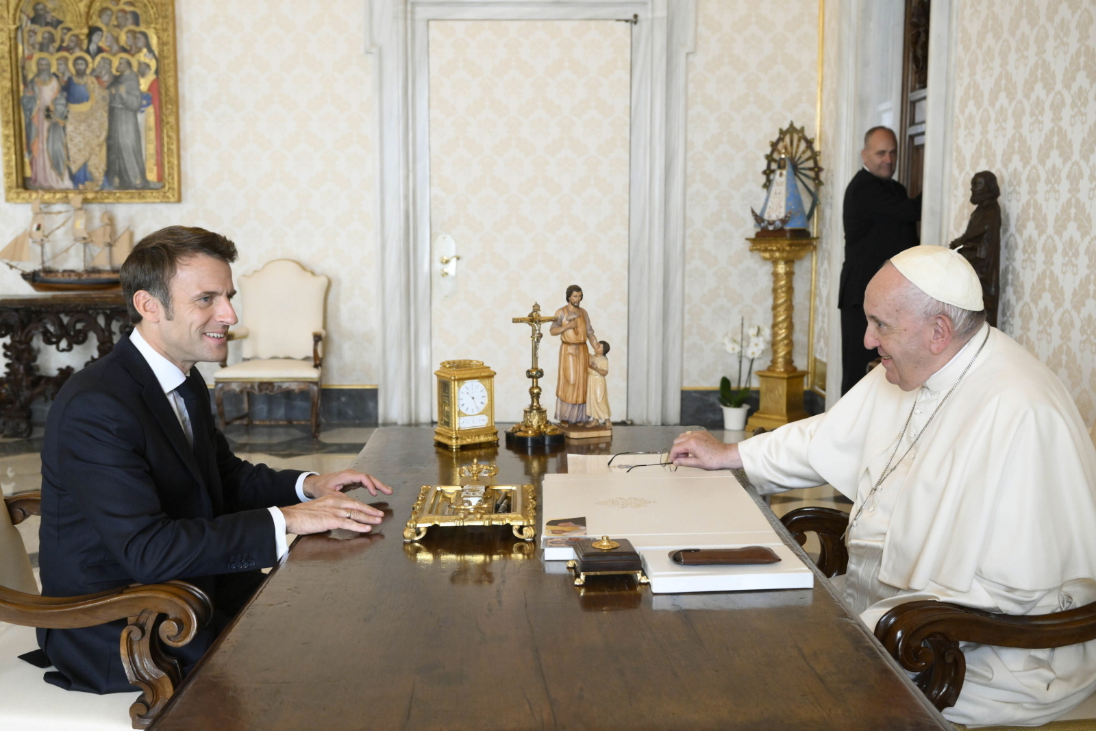 Macron gave the Pope a book from Lviv