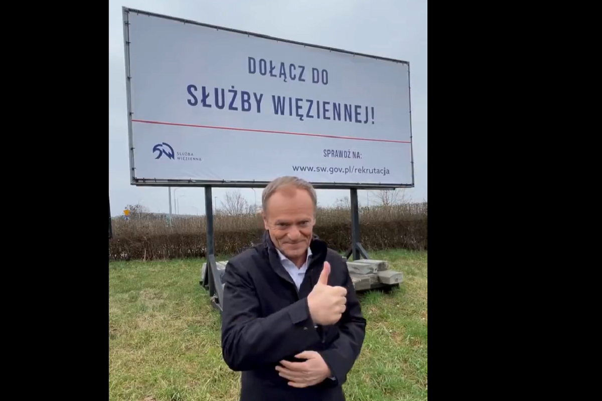 Tusk Na Tle Billboardu Do Cz Do S U By Wi Ziennej