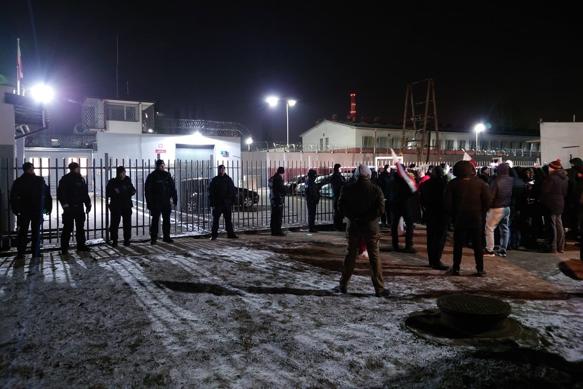 «Мы с вами!» перед изолятором, где находятся Вонсик и Каминьский