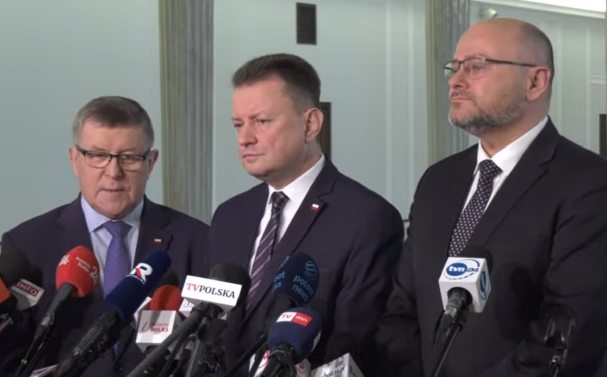 3 nowe podatki. Błaszczak: Tusk spłaca dług wobec Brukseli