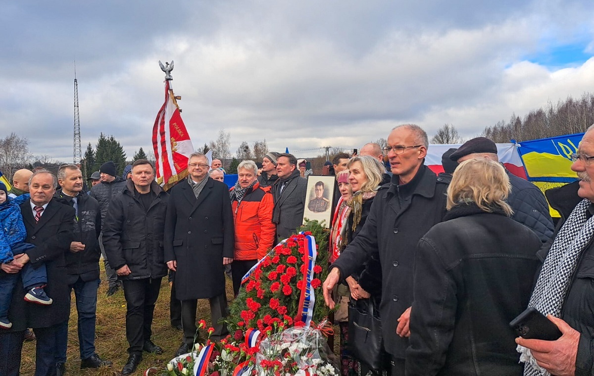 Andriejew złożył wieniec w Pieniężnie. Został wygwizdany