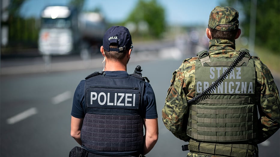 Several thousand people returned to Poland from the German border