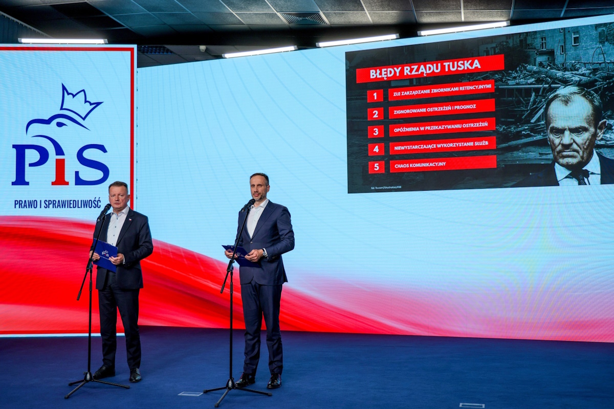 Politycy Prawa i Sprawiedliwości prezentują "Piątkę hańby"