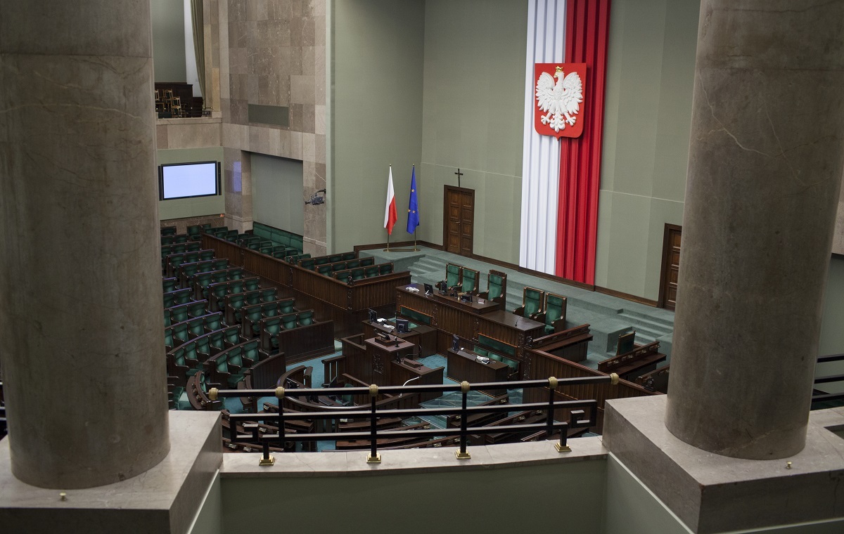 KO i PiS umacniają się, Konfederacja traci poparcie. SONDAŻ