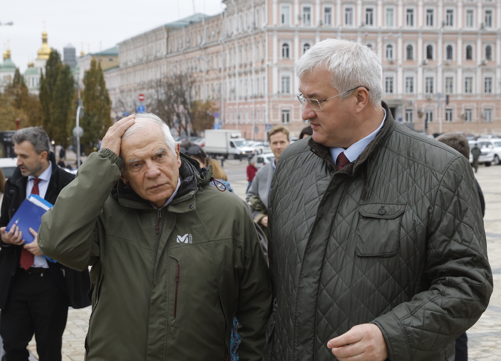 Borrell: Ukraina potrzebuje nie poklasku, a większych dostaw