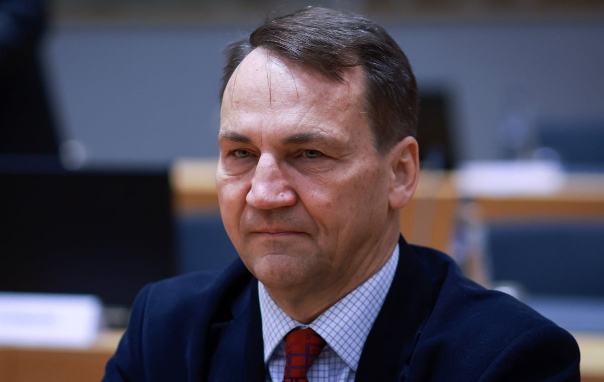 Znów się obraża? Sikorski o sondażu KO: "Jest trochę dziwny"