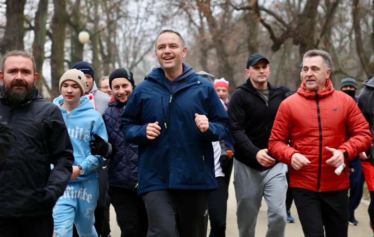 To trzeba zobaczyć! Tak Nawrocki zaczął dzień. Bokserska rozgrzewka przed biegiem. "Promujemy sport i zdrowy tryb życia!"