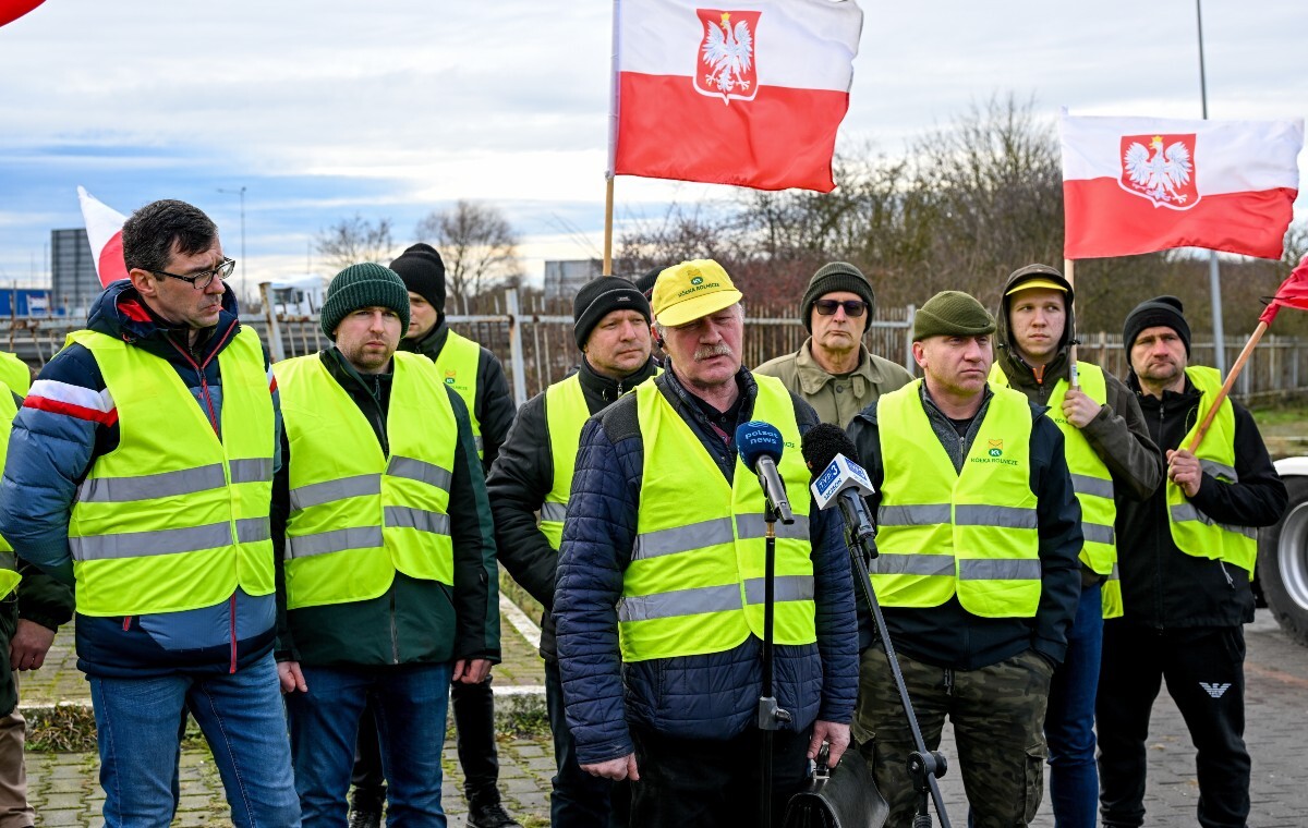 Pikieta rolników w Kołbaskowie. Biją na alarm ws. pryszczycy