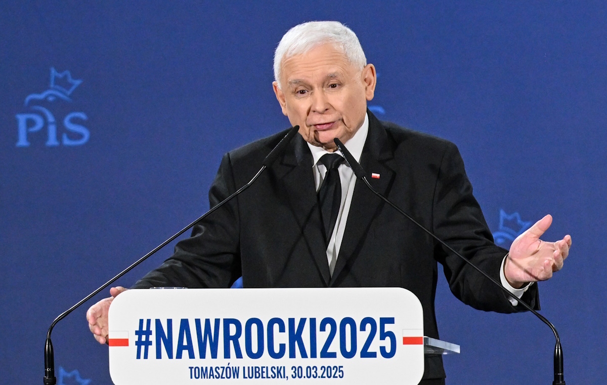 Prezes PiS o Trzaskowskim: Laluś z cieplarnianych warunków