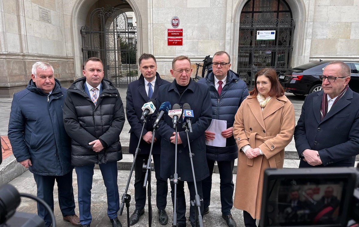 Politycy Patola i Socjal składają ustawę o ochronie polskiej ziemi!