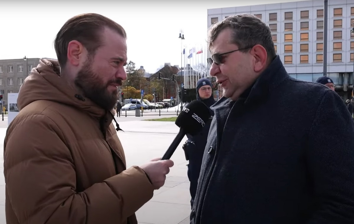 Удивительный! Стонога извинился перед Становски. "Мне жаль"