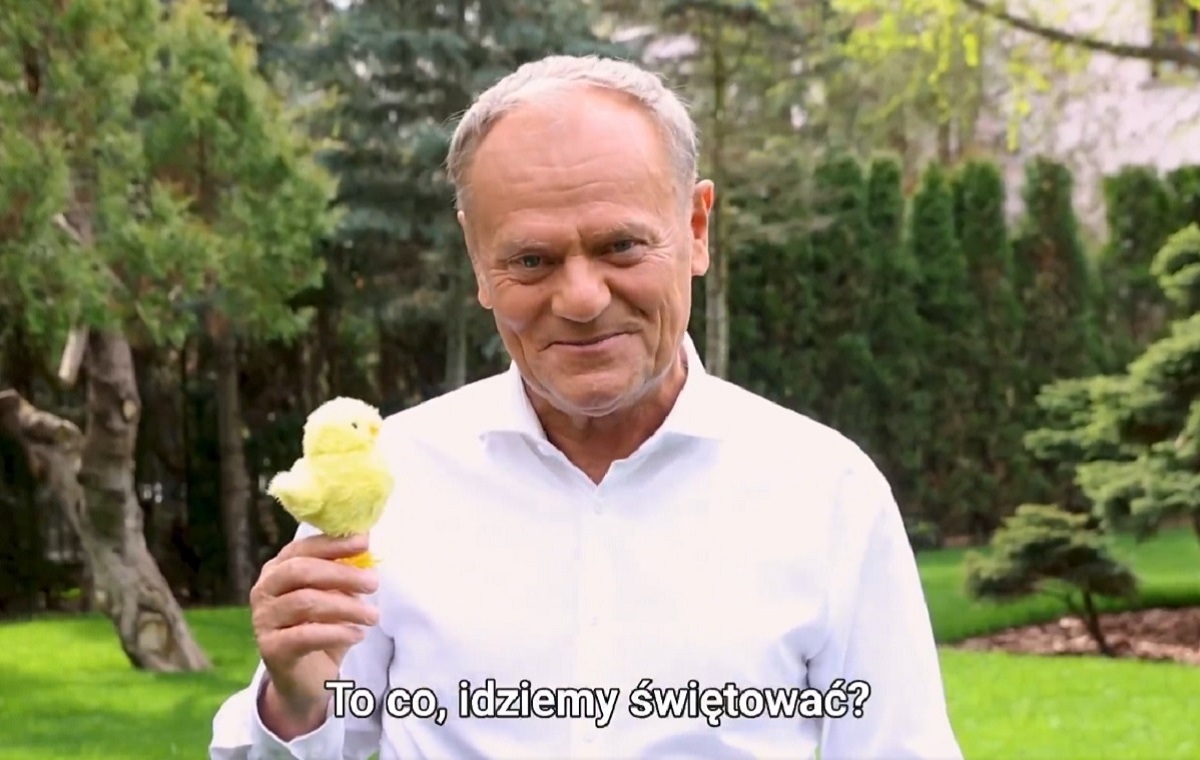 Papa Smerf składa życzenia... z kurczaczkiem w ręku