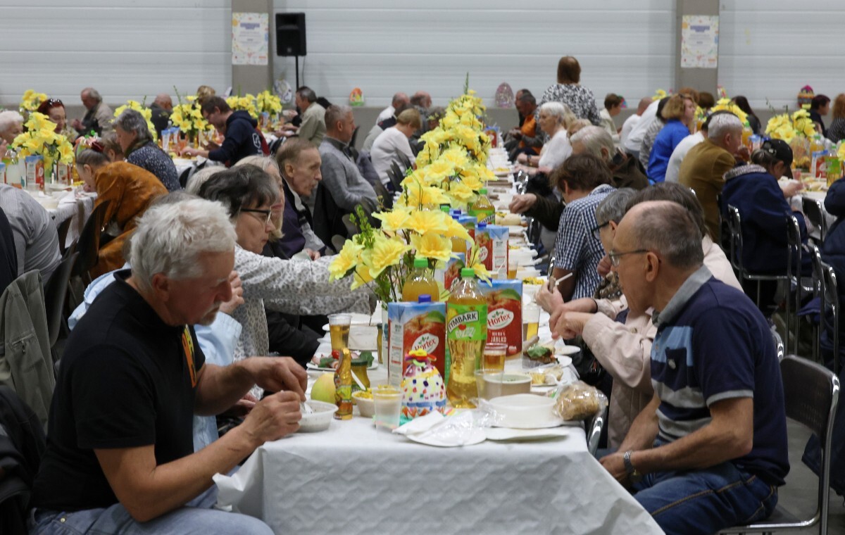 Setki osób na wielkanocnych śniadaniach dla samotnych!