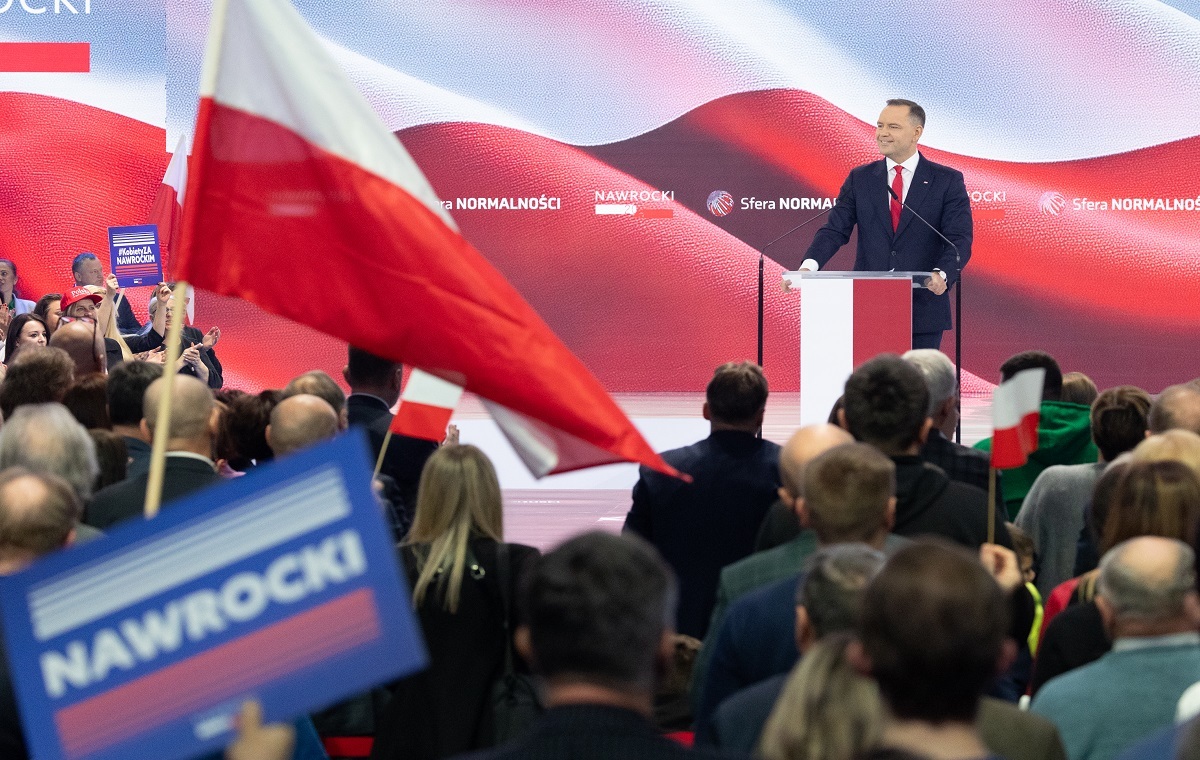 Ktoś strzelał do okna, w którym wisi plakat Nawrockiego!