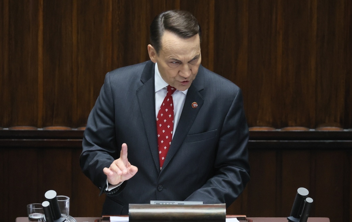 Sikorski under fire after his exposé