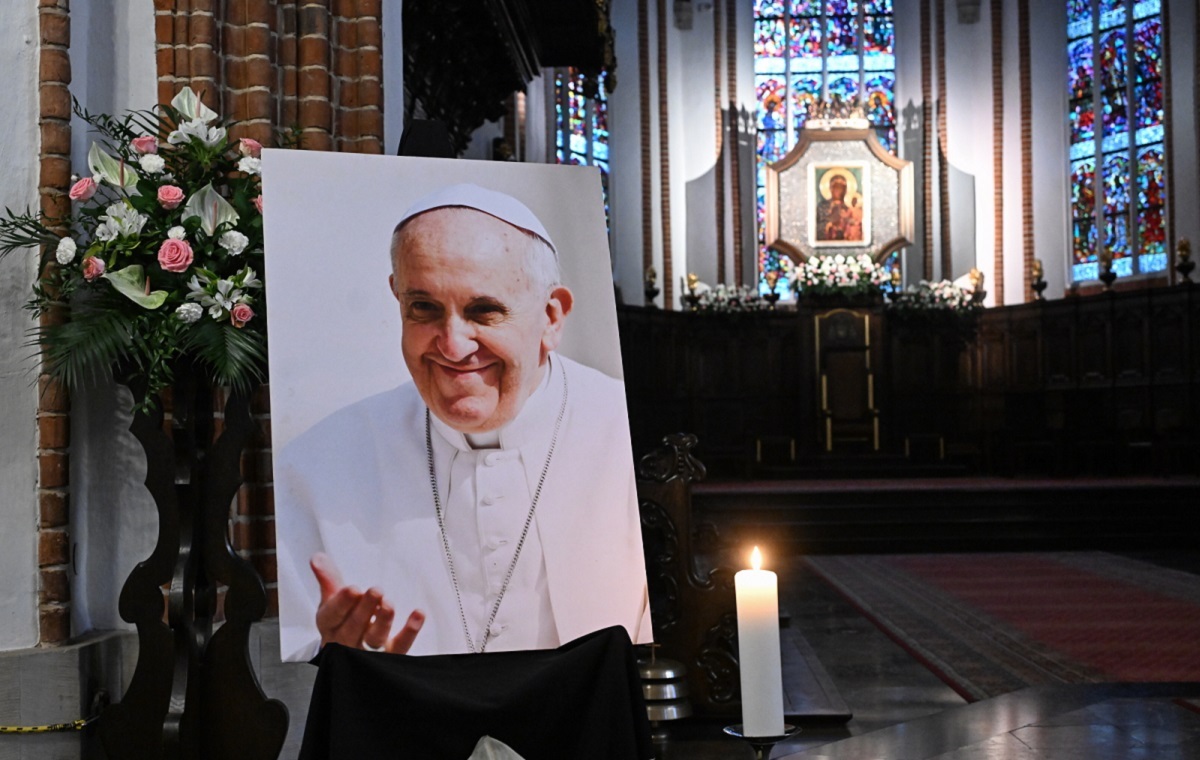 Żałoba w dniu pogrzebu papieża. Jest kontrasygnata