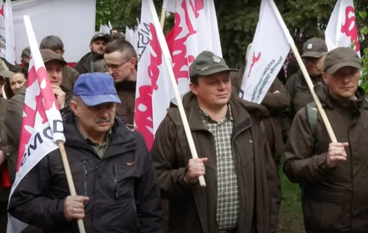 Leśnicy protestują przed siedzibą resortu Hennig-Kloski!