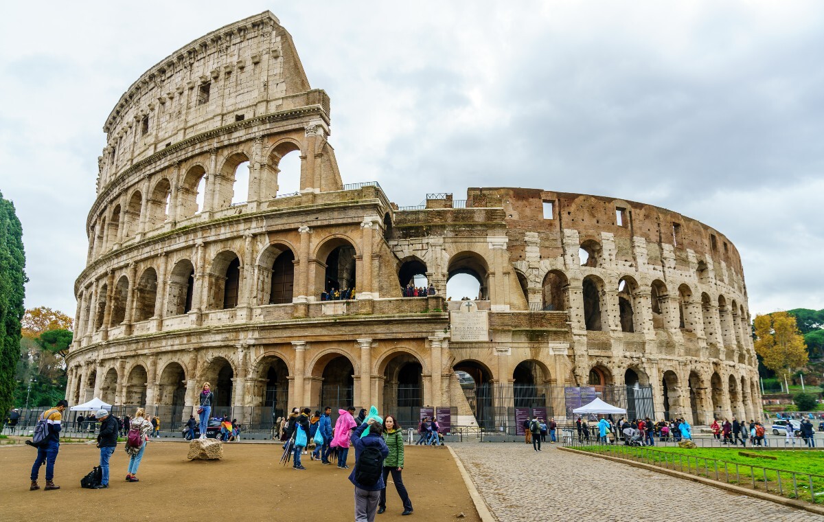 Chciał przeskoczyć przez ogrodzenie. Skończył z... 80 szwami