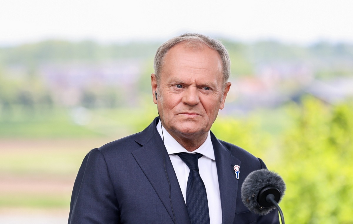 Tusk in the Netherlands attacks Nawrocki. "The affair smells bad"