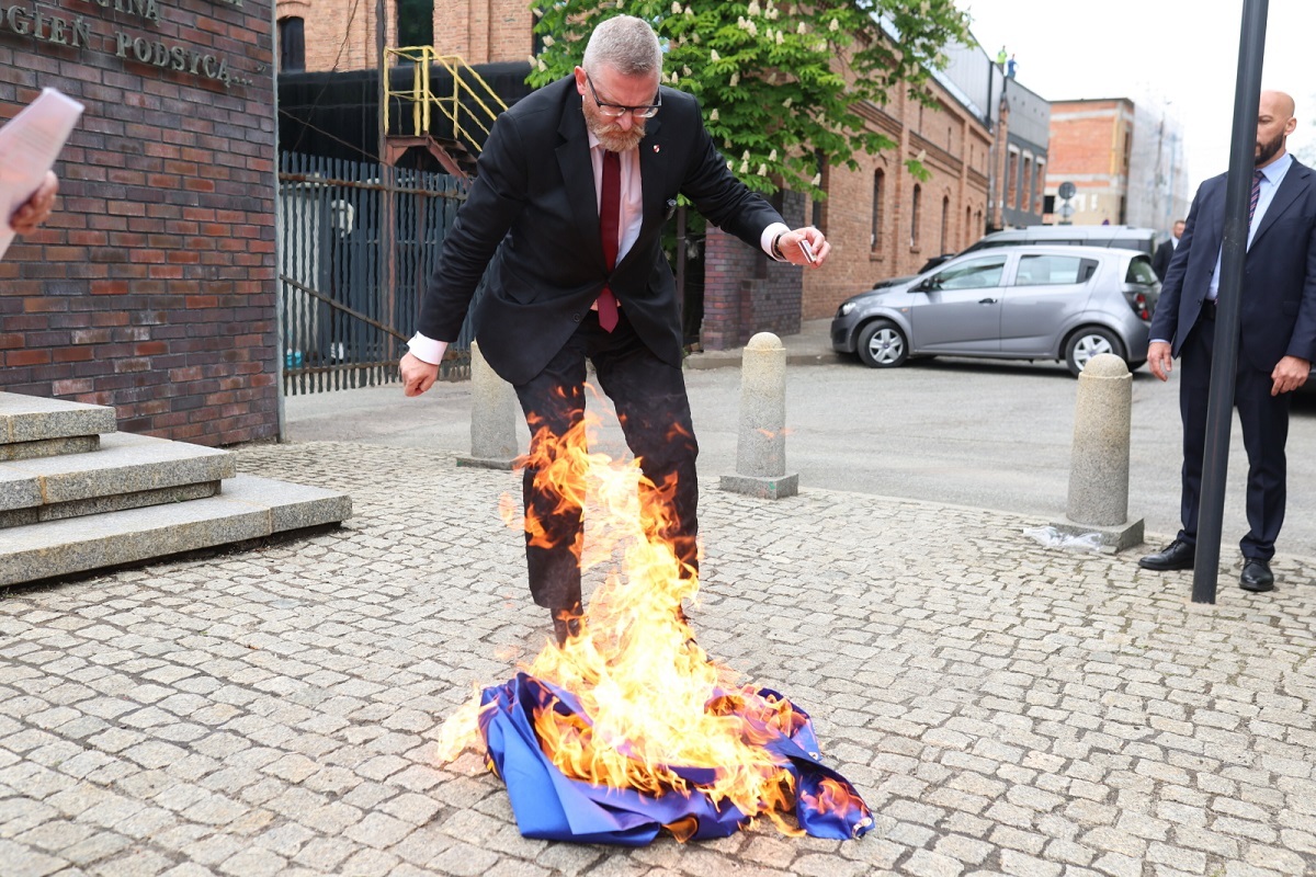 Braun wiped his shoes on the EU flag and burned it in front of the Wujek mine!