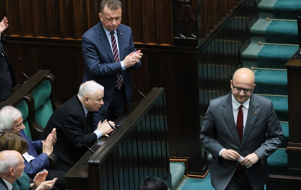 Matecki wrócił! Poseł przywitany w Sejmie owacją na stojąco