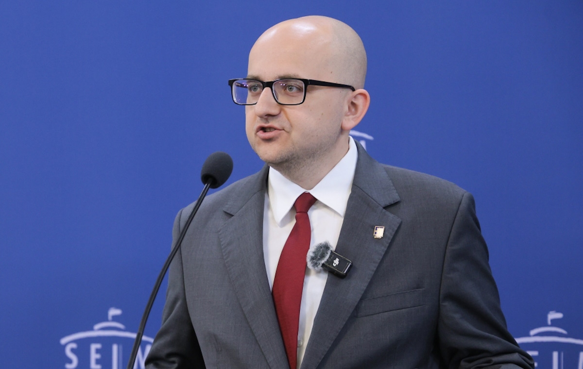 Matecki: Widzimy, iż dostają od służb całe segregatory