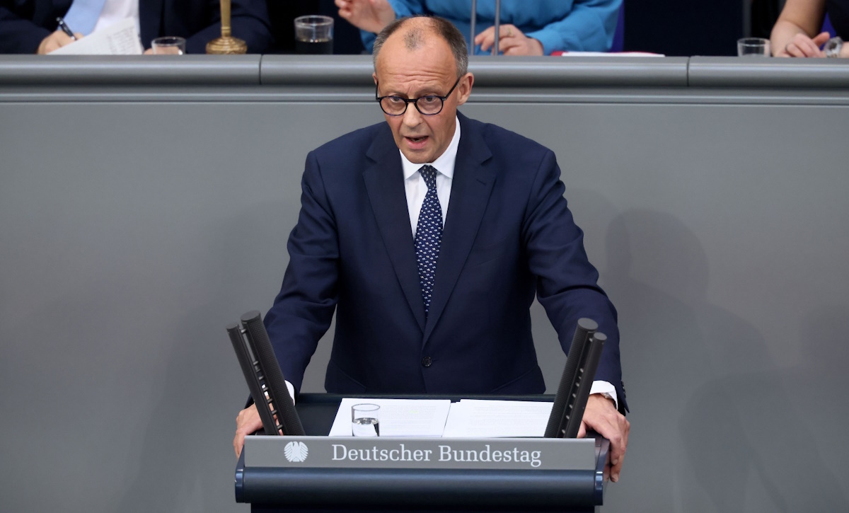 Merz "śmieje się" Polakom w twarz podczas expose