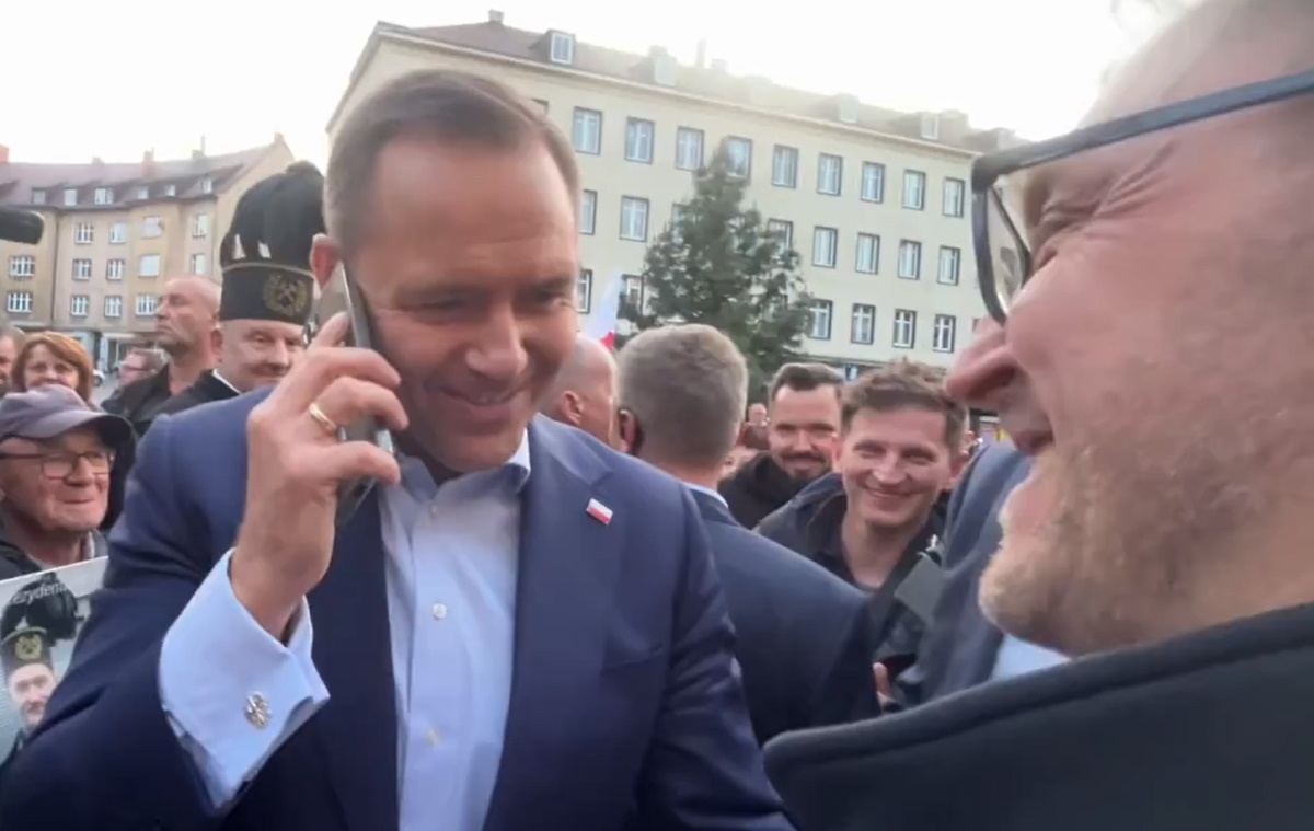 Nawrocki w rozmowie z... żoną wyborcy. "Mąż już wraca"