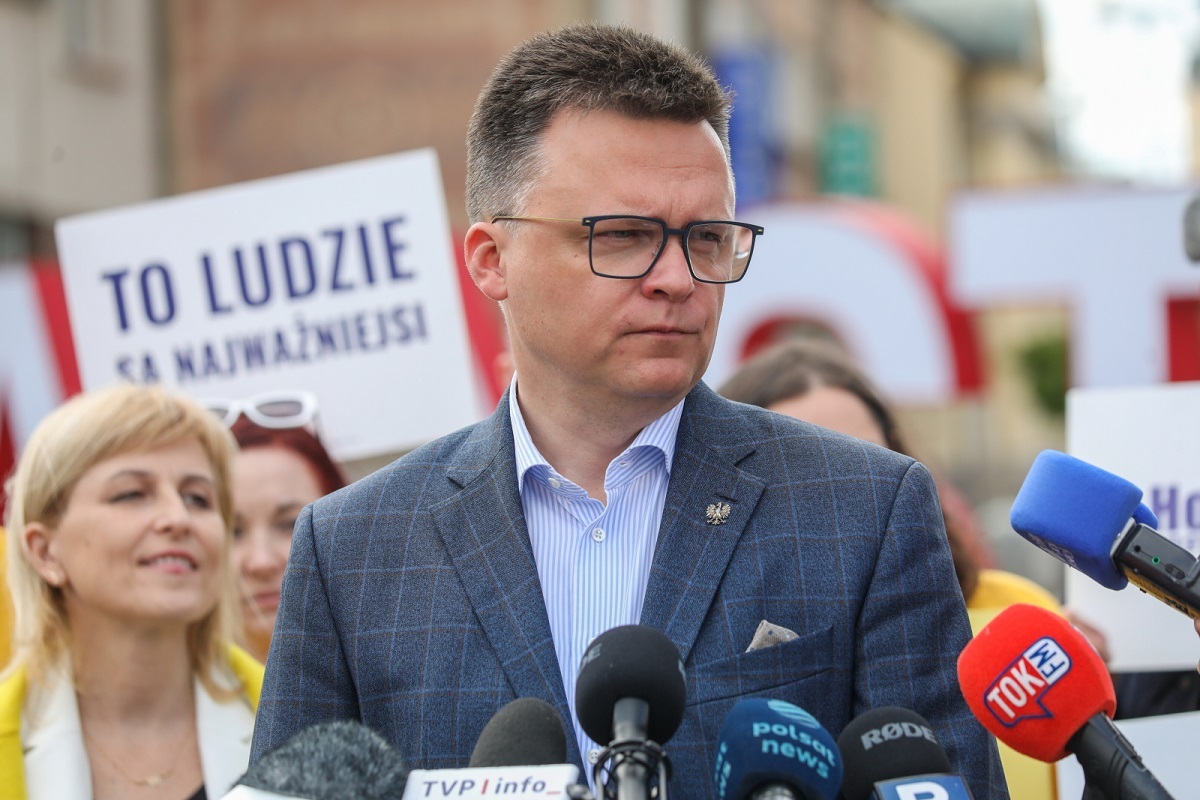 Gdzie tu logika? Pokrętne tłumaczenia Hołowni ws. wyborów