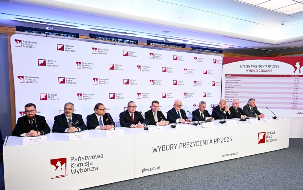 PKW podsumowuje I turę wyborów. Historyczna frekwencja